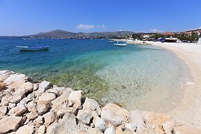 House Mrcela 200m From Beach
