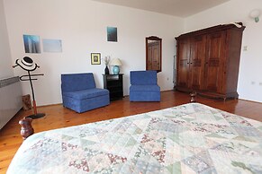 House Mrcela 200m From Beach