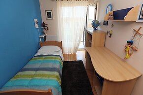House Mrcela 200m From Beach