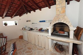 House Mrcela 200m From Beach