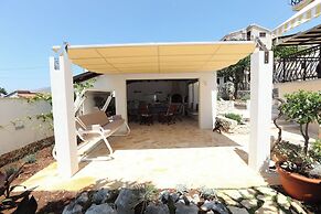 House Mrcela 200m From Beach