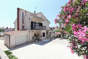 House Mrcela 200m From Beach