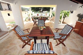 House Mrcela 200m From Beach