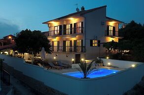 House Mrcela 200m From Beach
