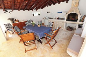House Mrcela 200m From Beach