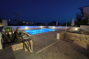 House Mrcela 200m From Beach
