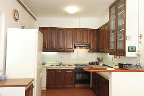 House Mrcela 200m From Beach