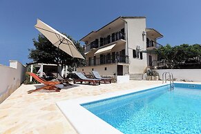 House Mrcela 200m From Beach