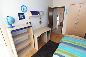 House Mrcela 200m From Beach