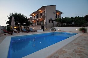 House Mrcela 200m From Beach