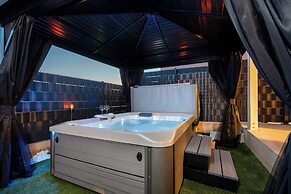 House Cute House With Jacuzzi