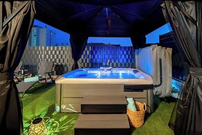 House Cute House With Jacuzzi