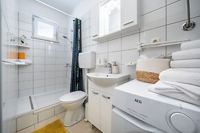 House Cute House With Jacuzzi