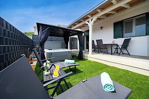 House Cute House With Jacuzzi