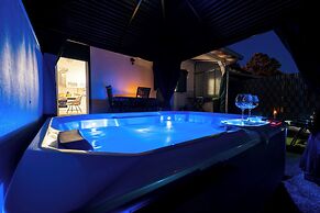 House Cute House With Jacuzzi