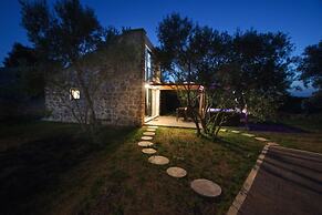 House Stone House With Jacuzzi