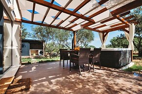 House Stone House With Jacuzzi