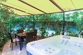 Apartment Center With Jacuzzi