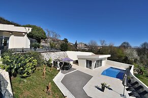 Apartments Lux With Pool