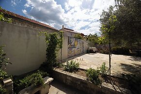 Apartment Rot