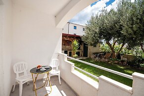 House Mimica