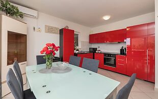 House Mimica