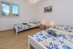 Apartments Lonamare