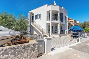 Apartments Lonamare