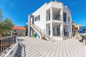 Apartments Lonamare