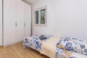 Apartments Lonamare