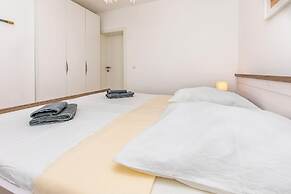 Apartments Lonamare