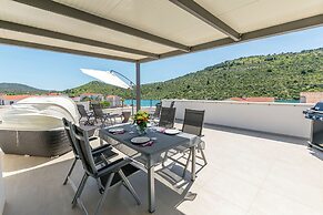 Apartments Lonamare