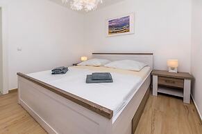 Apartments Lonamare