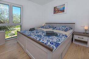 Apartments Lonamare