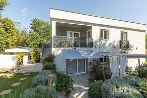 House Cetiri Hrasta