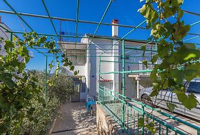 Apartments and Rooms Dotli
