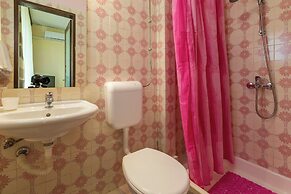 Apartments and Rooms Dotli