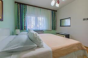 Apartments and Rooms Dotli