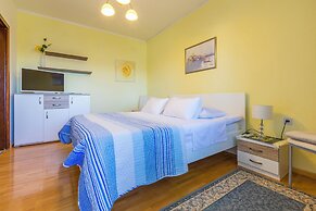 Apartments and Rooms Dotli