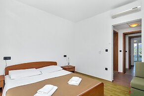 Apartment and Rooms Nikola
