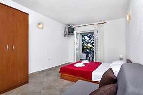 Apartment and Rooms Nikola