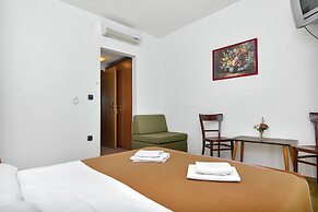 Apartment and Rooms Nikola