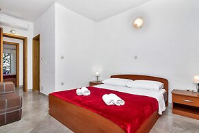 Apartment and Rooms Nikola