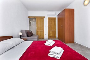 Apartment and Rooms Nikola