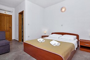 Apartment and Rooms Nikola