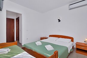 Apartment and Rooms Nikola