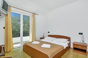 Apartment and Rooms Nikola