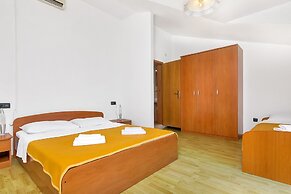Apartment and Rooms Nikola