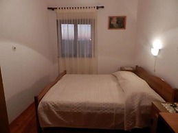 Apartments and Rooms Ana