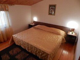 Apartments and Rooms Ana